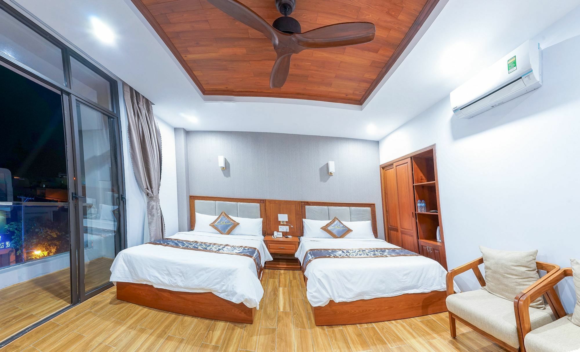 Hotel Nhat Thanh Куинён Экстерьер фото