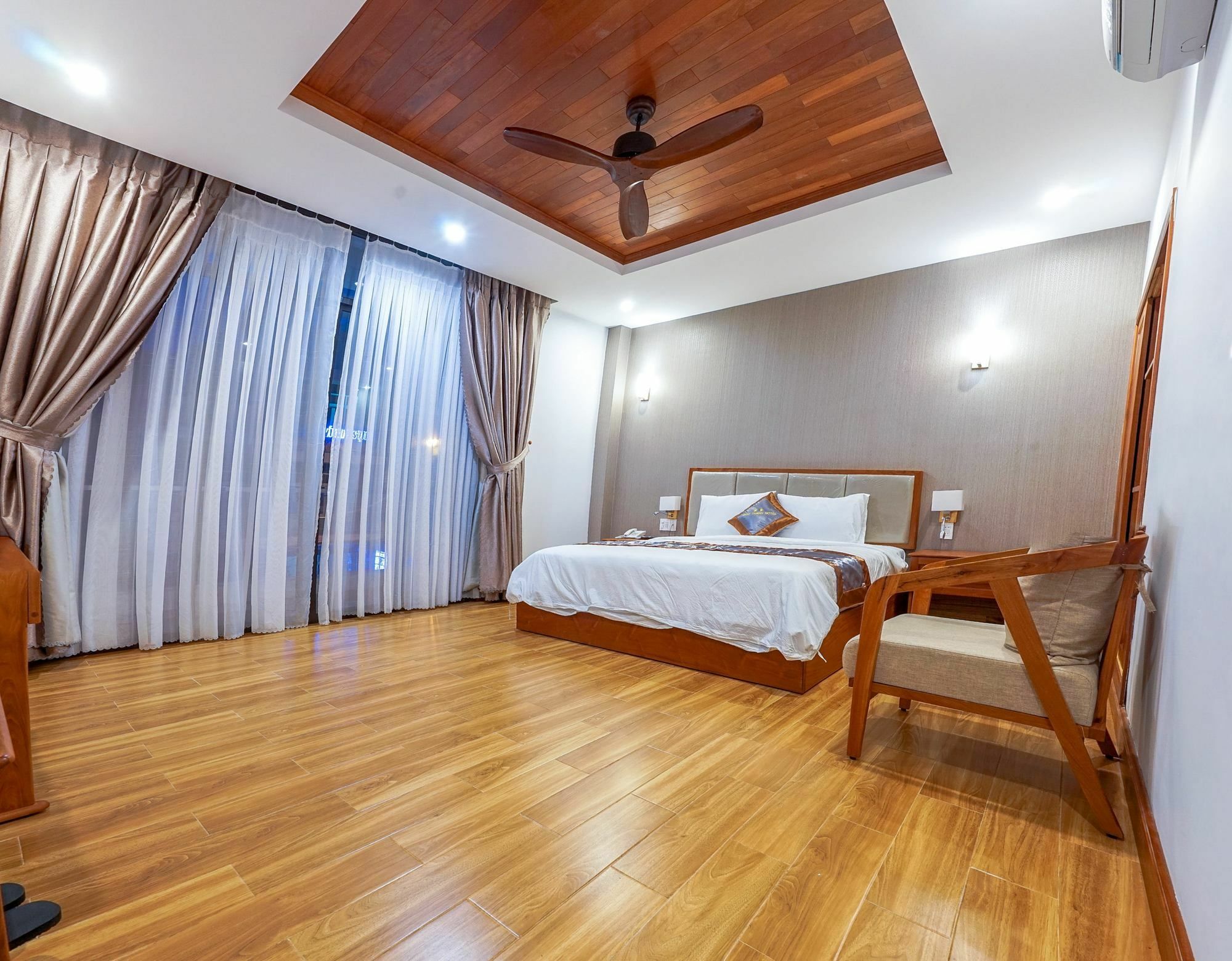 Hotel Nhat Thanh Куинён Экстерьер фото